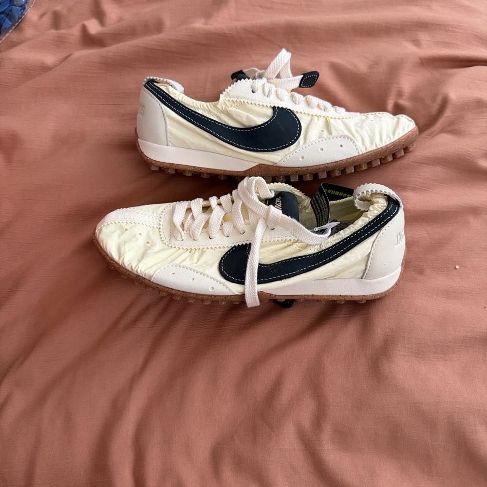 Jacquemus Cream and Black Athletic Shoes